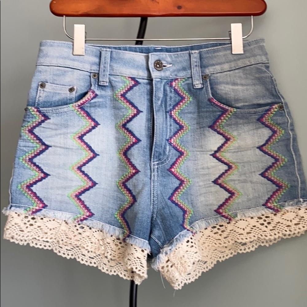 NWT CARMAR by LF 
EMBROIDERED HIGH-RISE JEANSHORTS
